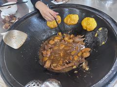 -粘豆包柴火铁锅炖