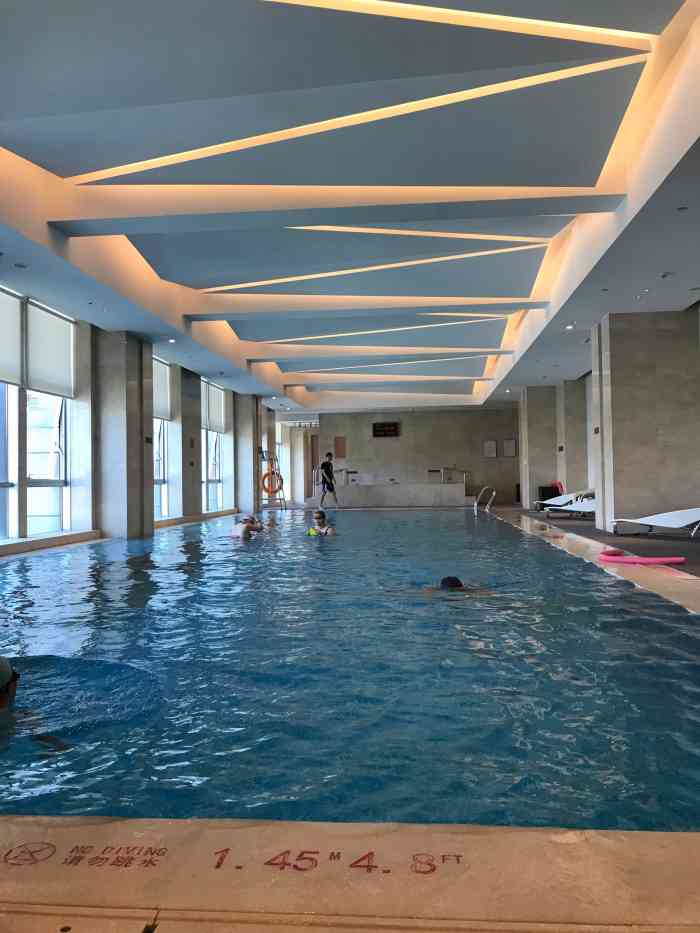 成都百悦希尔顿逸林酒店游泳池