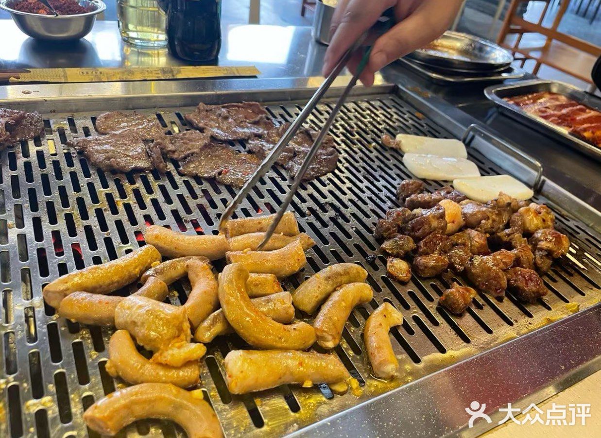 独享美食之旅，小城故事的牛肉烧烤让你夜