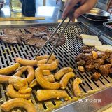独享美食之旅，小城故事的牛肉烧烤让你夜