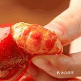 剥了一堆之后再用筷子穿起来，然后去蘸汤汁