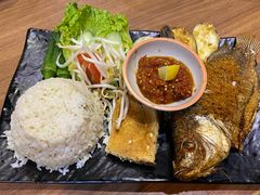 黃薑炸原條魚雜錦飯-班兰叶印尼美食