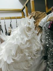 -月月婚纱礼服仓储店(王府井店)