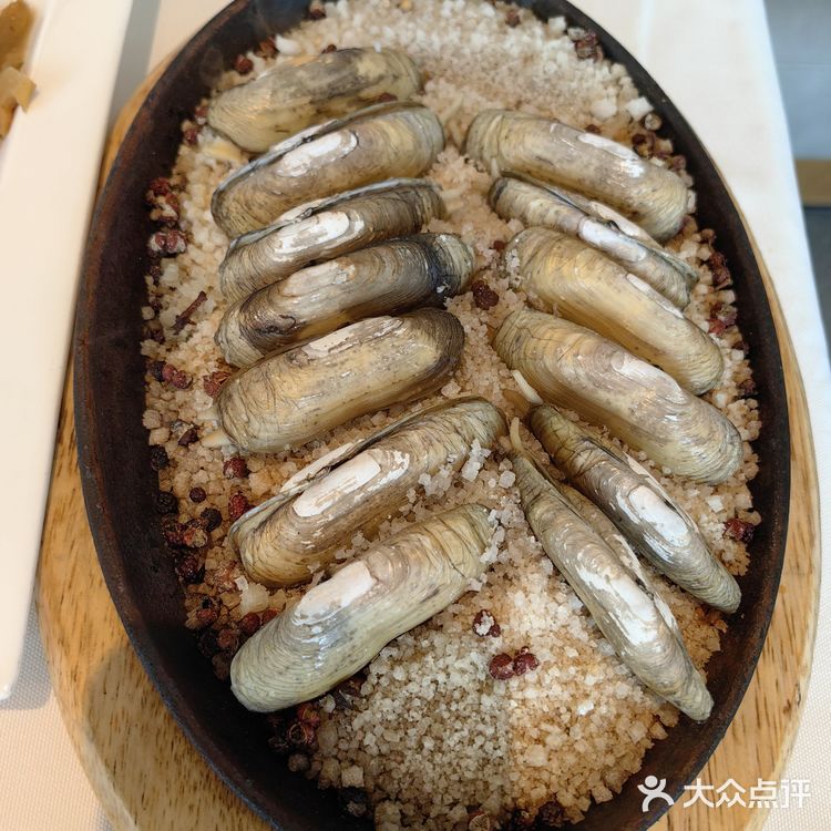 层次丰富。海鲜面量挺大的。就餐环境清静