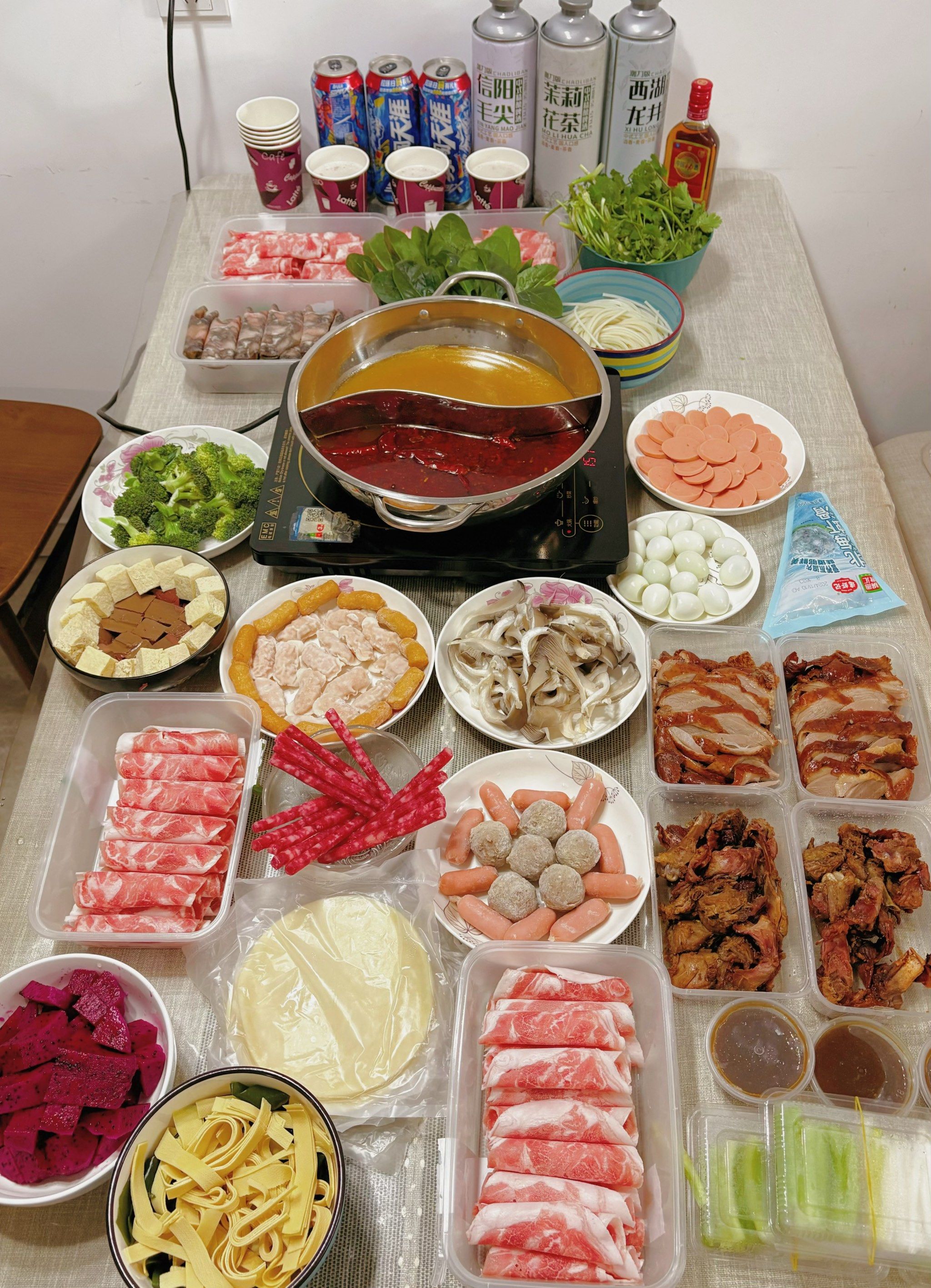 在家里吃火锅也有氛围感