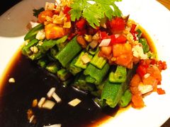 番茄酸辣秋葵-云海肴·汽锅鸡·云南代表菜(天山百盛优客店)