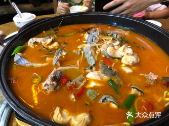 这家店老板没有装空调，我们晚上就在户外吃的