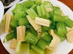 芹菜腐竹-宝瑞门钉肉饼店