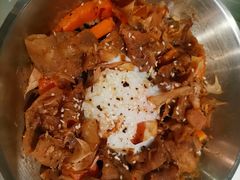 美國雪花肥牛盖饭配温泉蛋-猫儿山۰猫主题餐厅