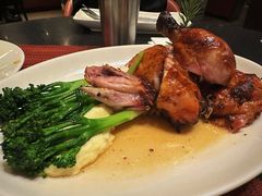 秘制烤春鸡配西兰花和迷迭香-WOLFGANG PUCK KITCHEN & BAR(迪士尼小镇店)