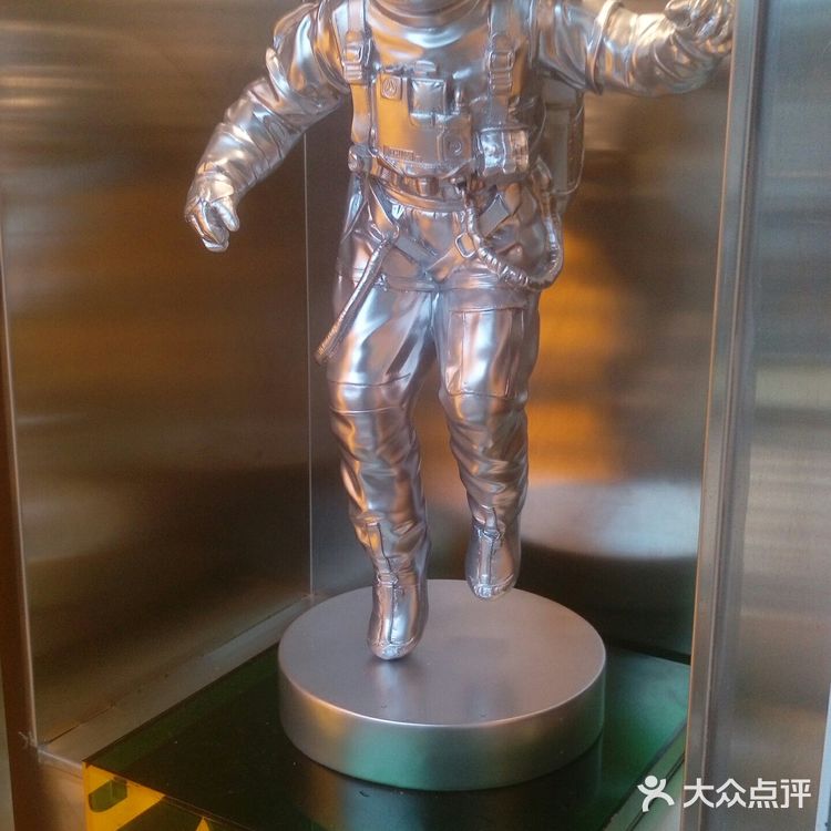进去围观下其他人买什么，择优后终于选择了一个面包圈