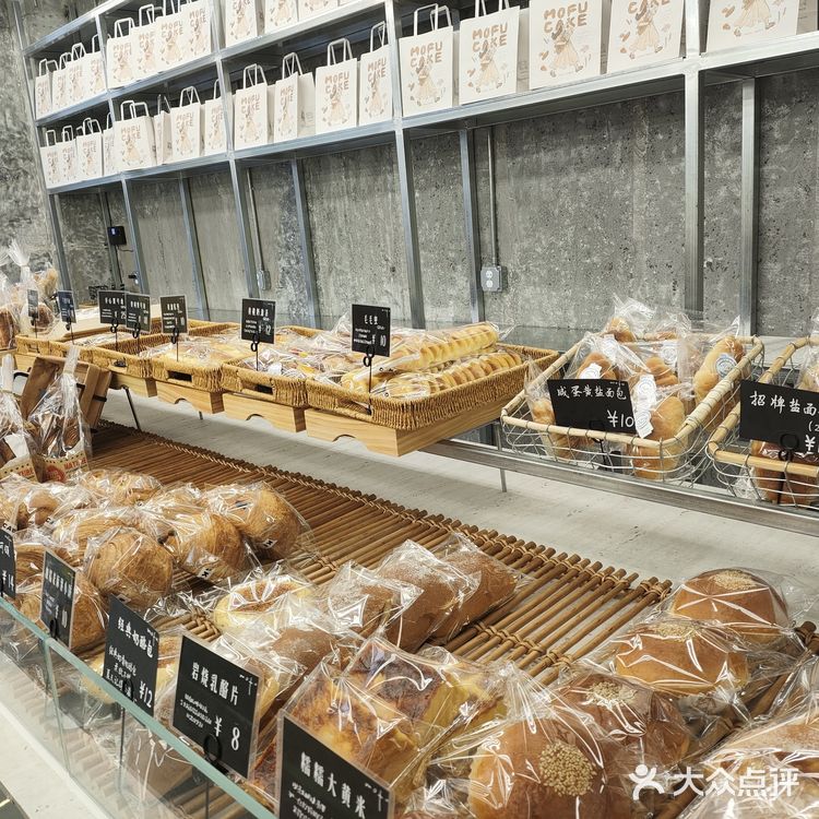 当我走进这家甜品店时，一股香甜的气息立刻扑鼻而来