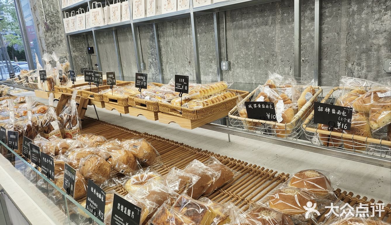 当我走进这家甜品店时，一股香甜的气息立刻扑鼻而来