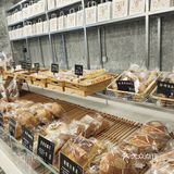当我走进这家甜品店时，一股香甜的气息立刻扑鼻而来