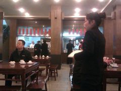 服务员很忙-春发生饭店·非遗(南院门店)