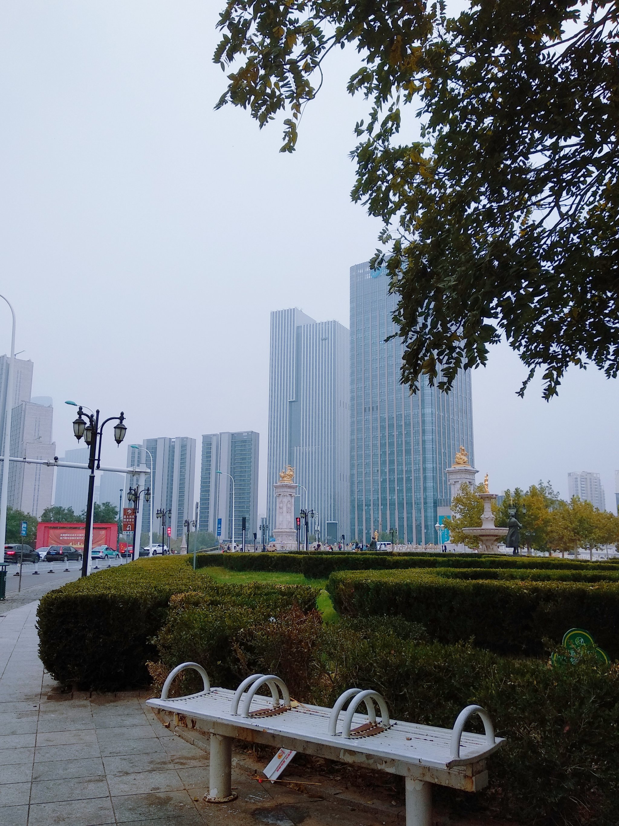 天津:  海河边的钟楼公园