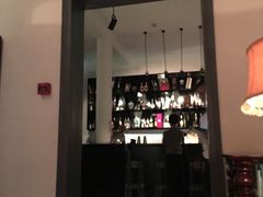-Noir. Dining in the Dark