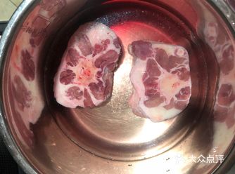 主料：萝卜牛尾 辅料：料酒，姜，某些调料粉