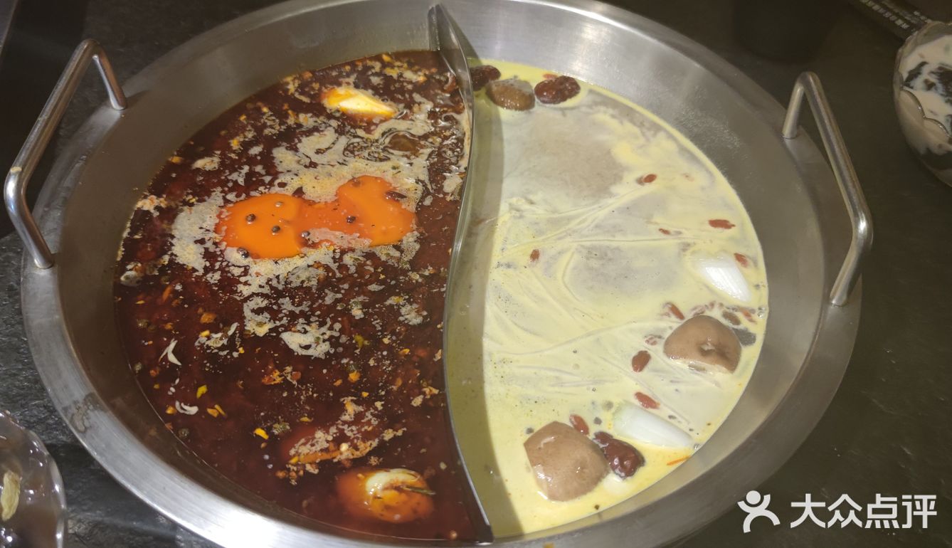 底下全是豆芽，他们家冒菜还是有点辣