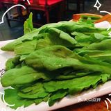 有自助小料台，还有水果。火锅味道也是真的好