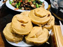 红糖馒头配秘制回锅肉-凯华海鲜火锅·传承三十六年