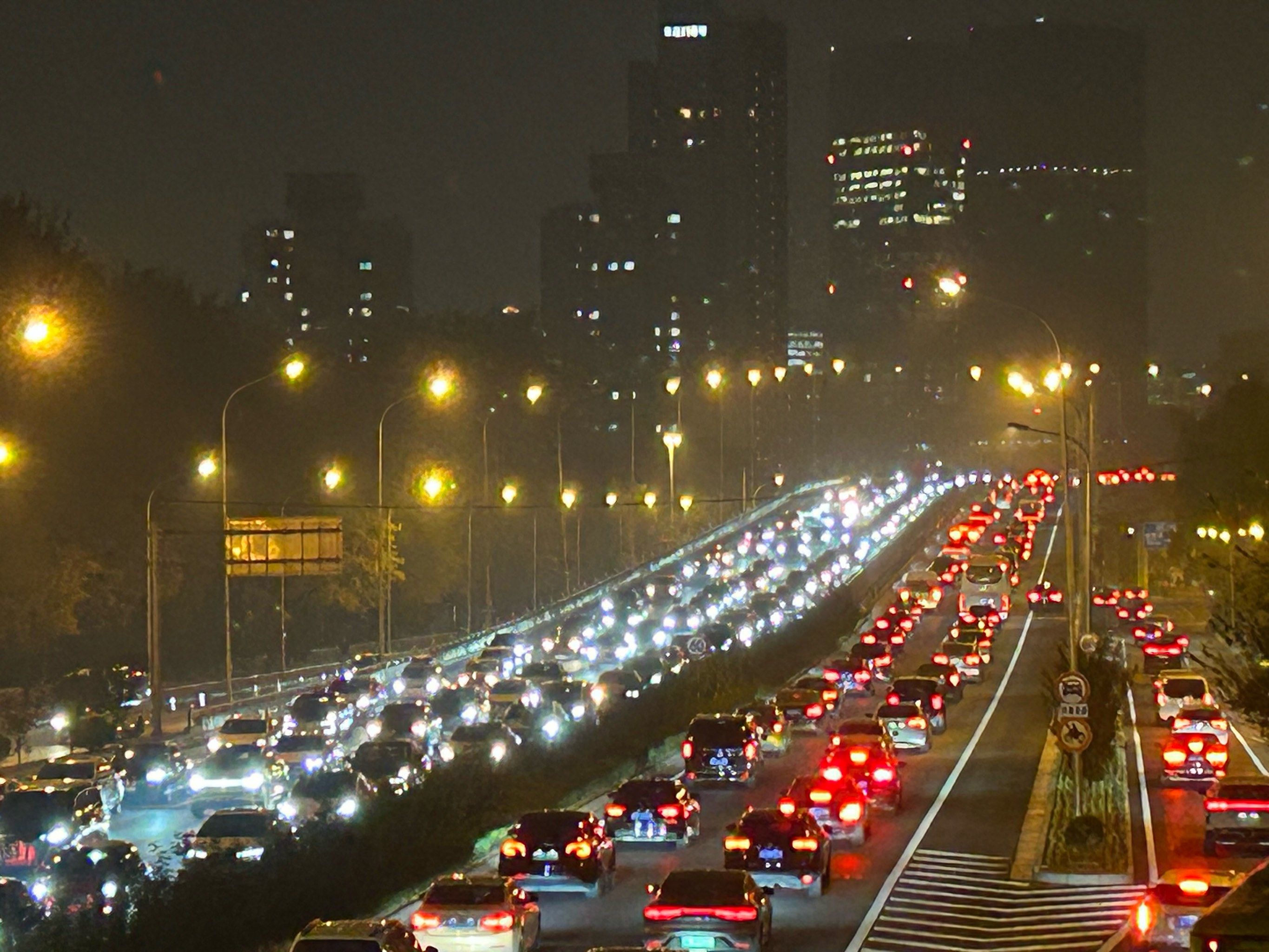 城里车流不停歇