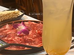 安格斯牛肉-鲜入围煮花胶鸡海鲜火锅