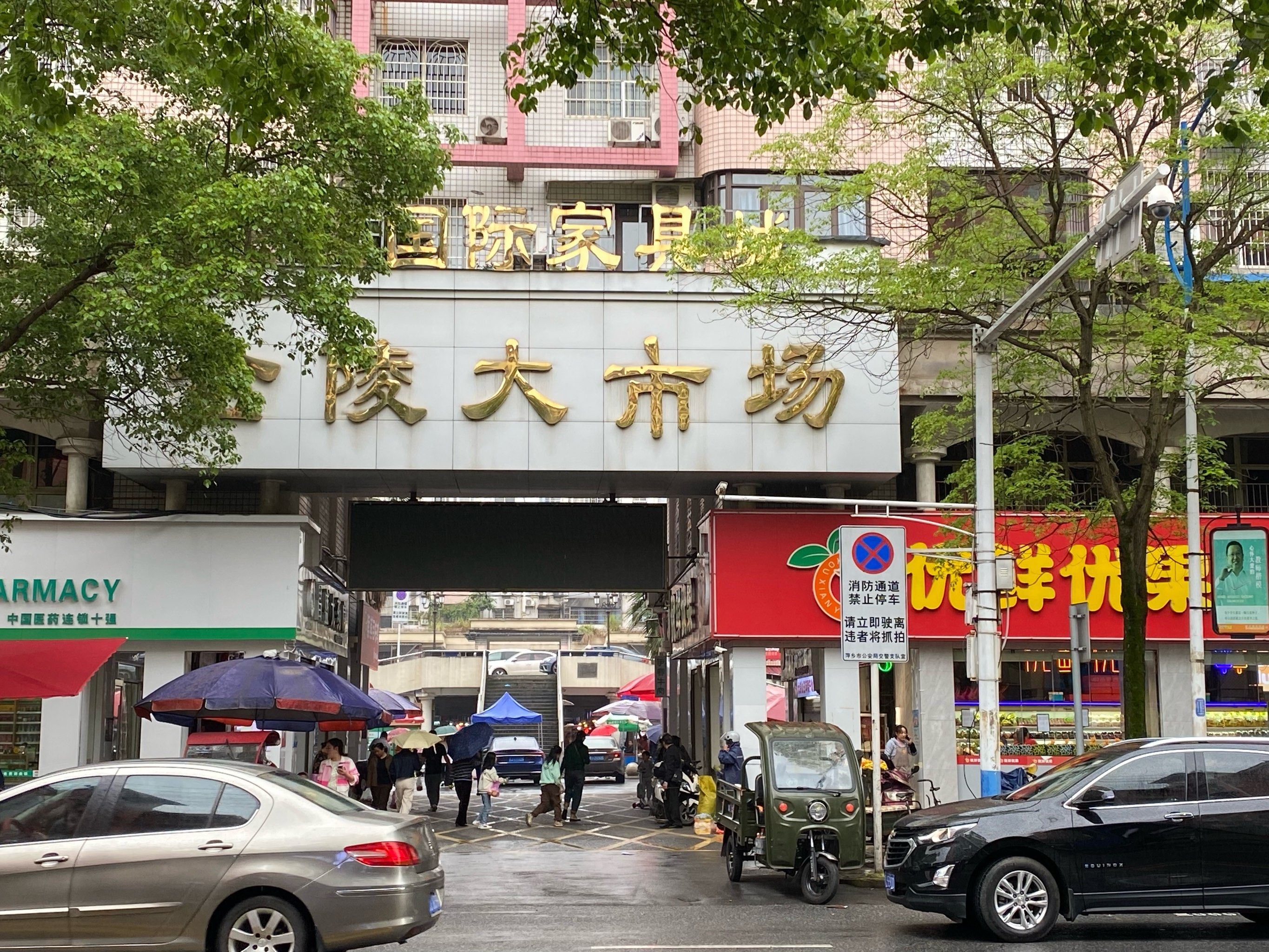 干净卫生的大市场热闹场景