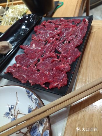 团的套餐价格90多块钱吧，套餐上图片显示好多肉都是大