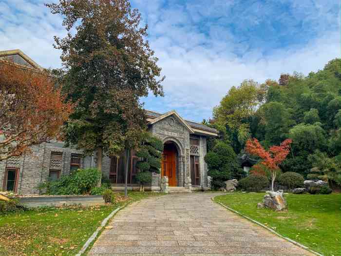 东湖宾馆沁香斋-"冲着环境去的 价格相对较高 心想着开在东.