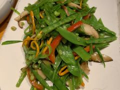 荷兰豆炒菌菇丝-云海肴·汽锅鸡·云南菜(天山百盛优客店)