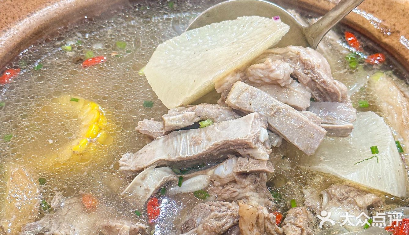 实实在在的西北羊肋排，份量足，羊肉炖的软嫩鲜香没有膻味