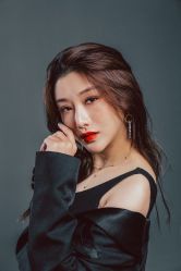 -现代经典婚纱摄影