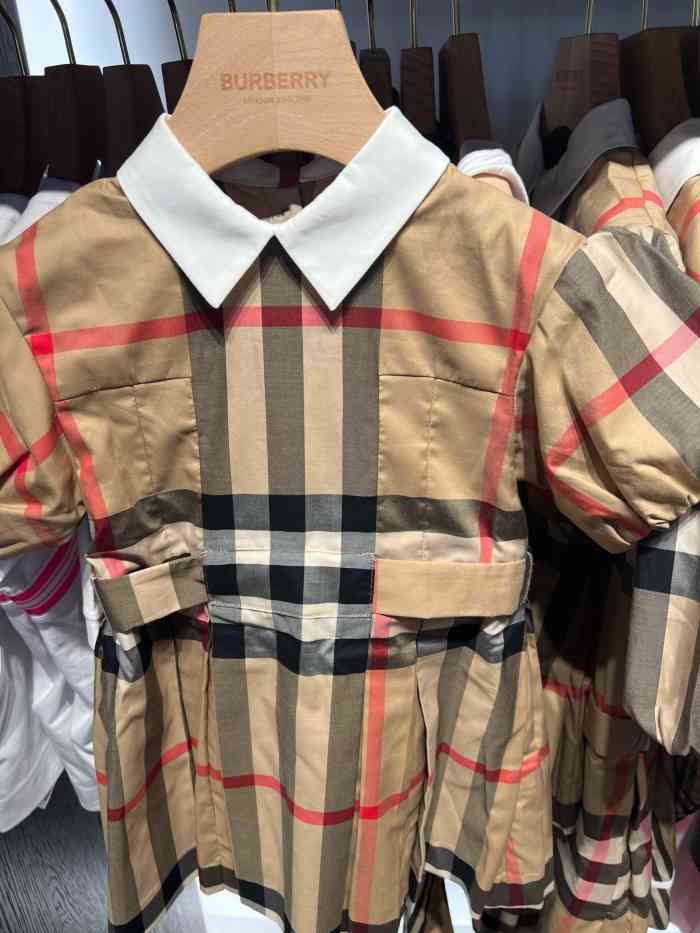 burberry(青浦百联奥特莱斯店)-"女人的衣橱里永远少一件衣服,和朋友
