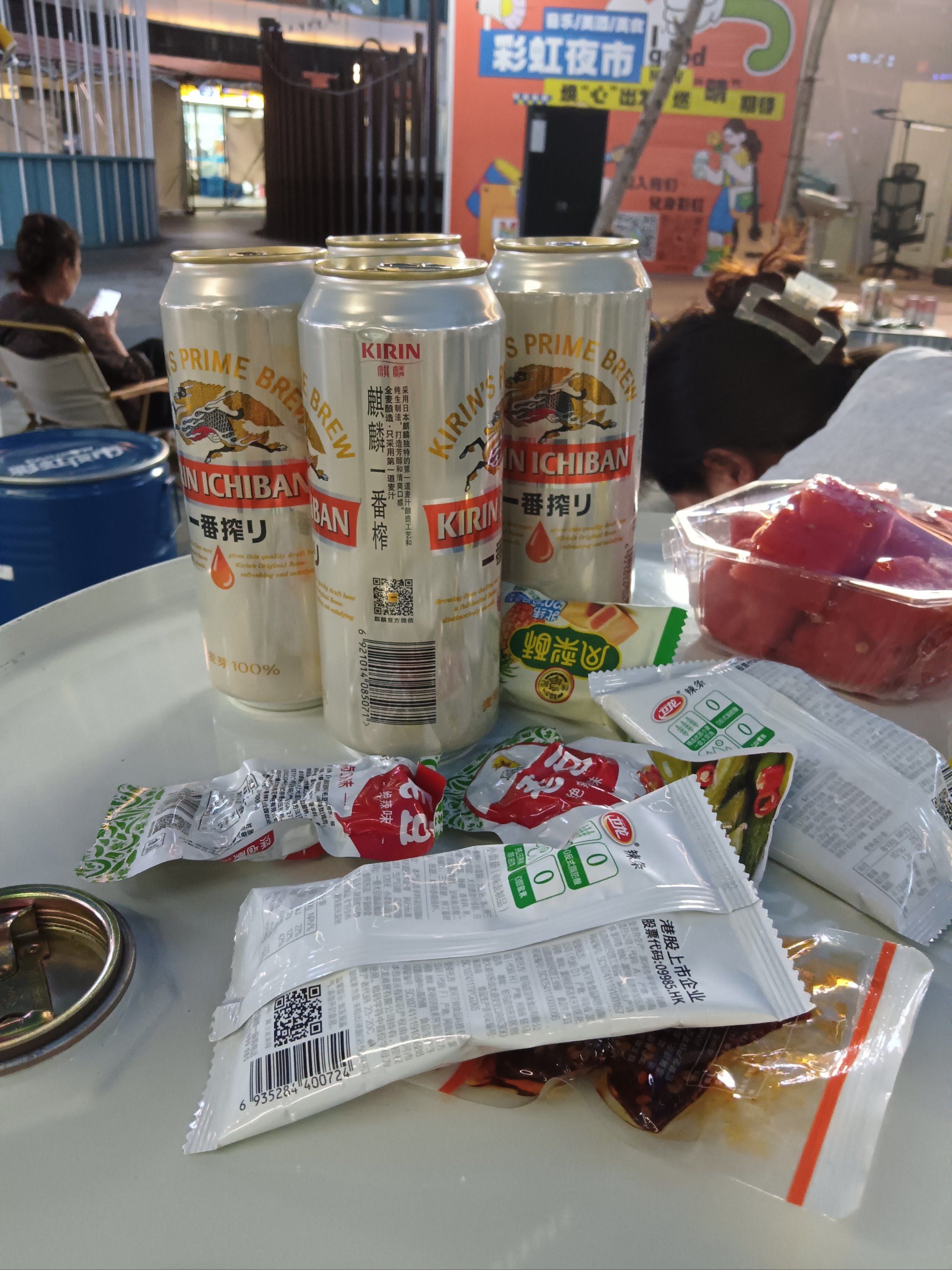 夜市中的啤酒桶准备好了,小聚会轻松享美景