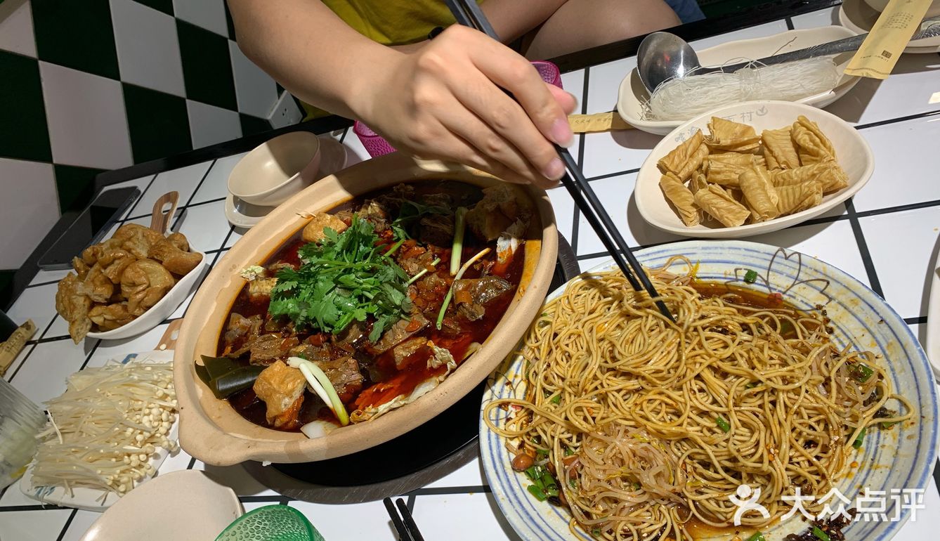 肉还是满满多的,老板会送一份粉丝和豆皮卷