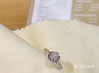 分享下我的婚戒。 20年9月订婚，就开端想着买钻戒