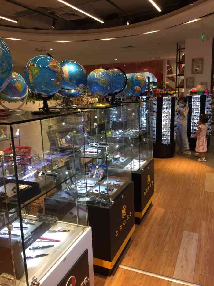 新华书店(保利水城店)-"重新装修的新华书店比以前好多了,以前系四.