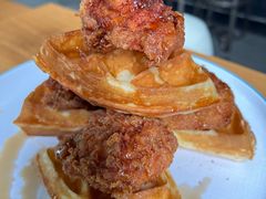 香辣炸鸡配华夫饼-悠航SLOWBOAT(三里屯店)