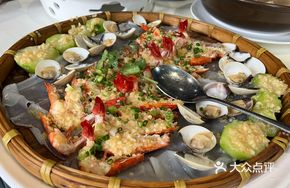 Steamed Nine-Headed Shrimp with Fish Pond Carp