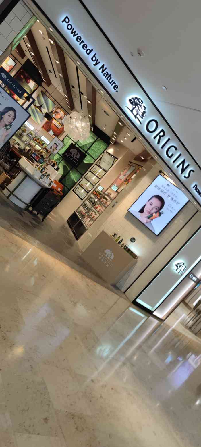 一大早路过德基本来就是随便逛逛刚好看见悦木之源家门口的小哥哥在