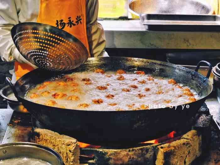 杨永兴黄陂三鲜(胭脂路店"这家店位于粮道街在一种小吃中还是闲的