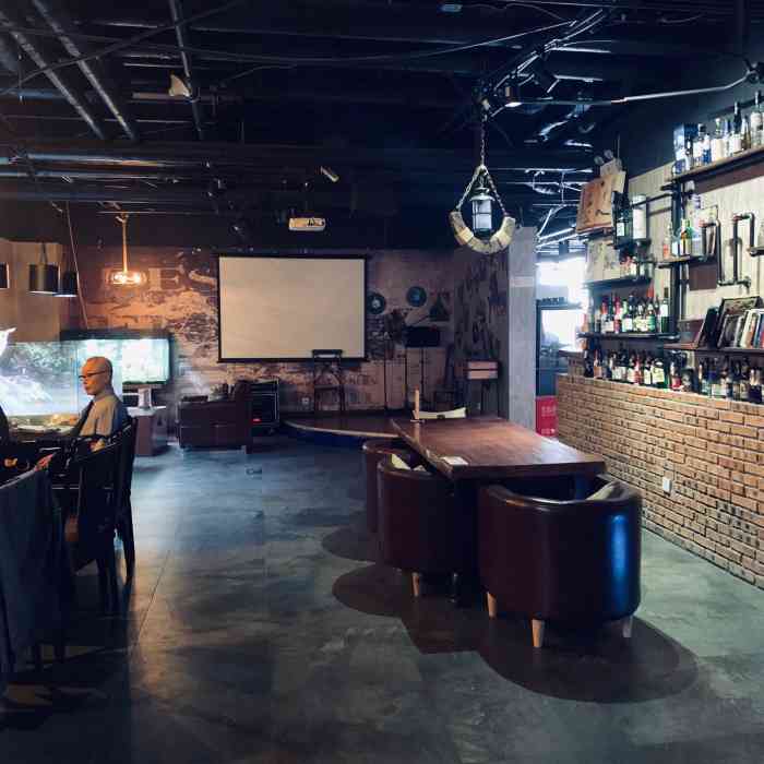 摩卡花园咖餐厅酒吧-"华夫饼刚烤出来很好吃,酒也不错,推荐[强.