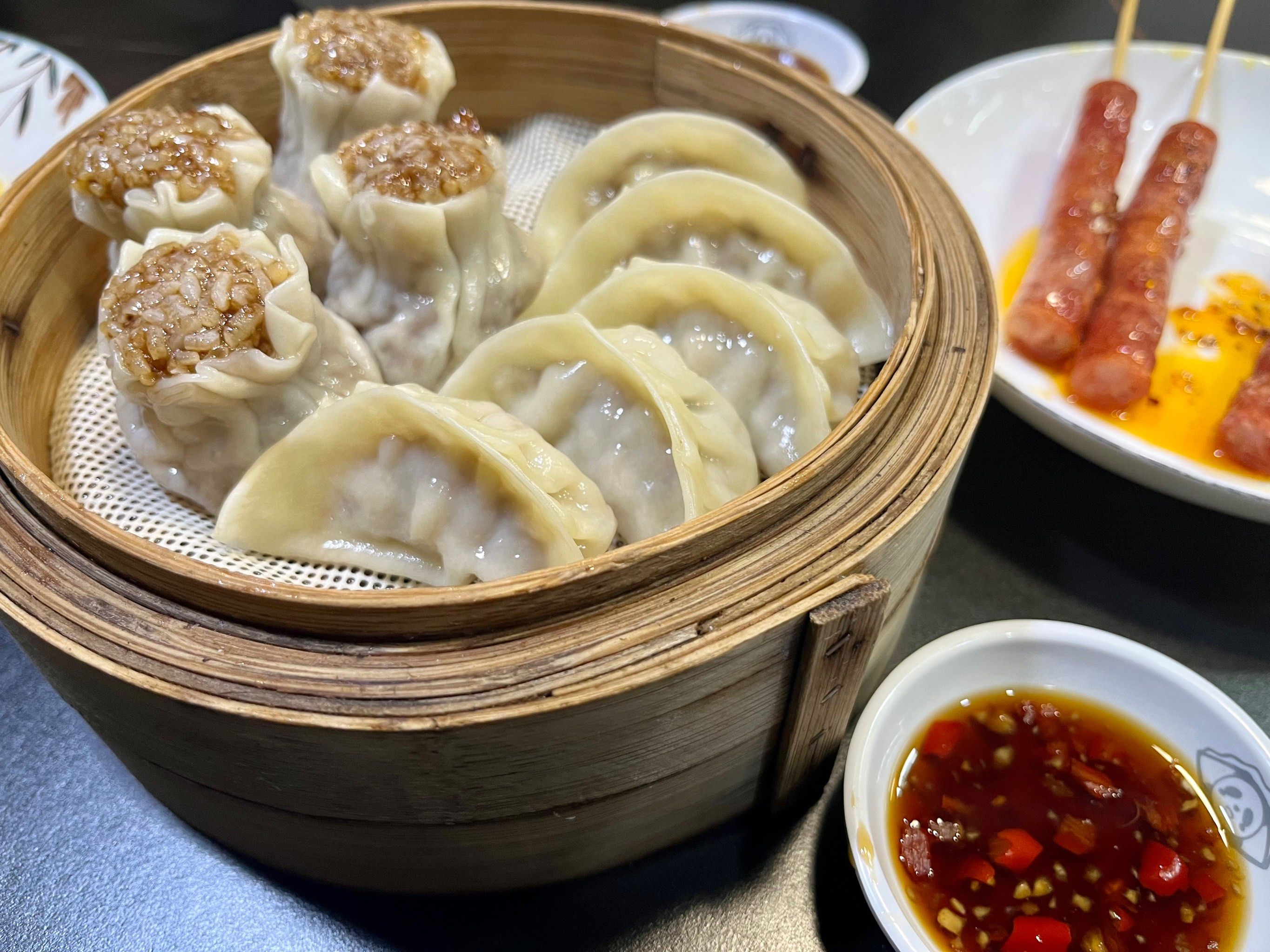 烧卖咸香,凉面q弹,肉肠焦香,臭豆腐外焦里嫩,甜酒有淡淡桂花香,总的来