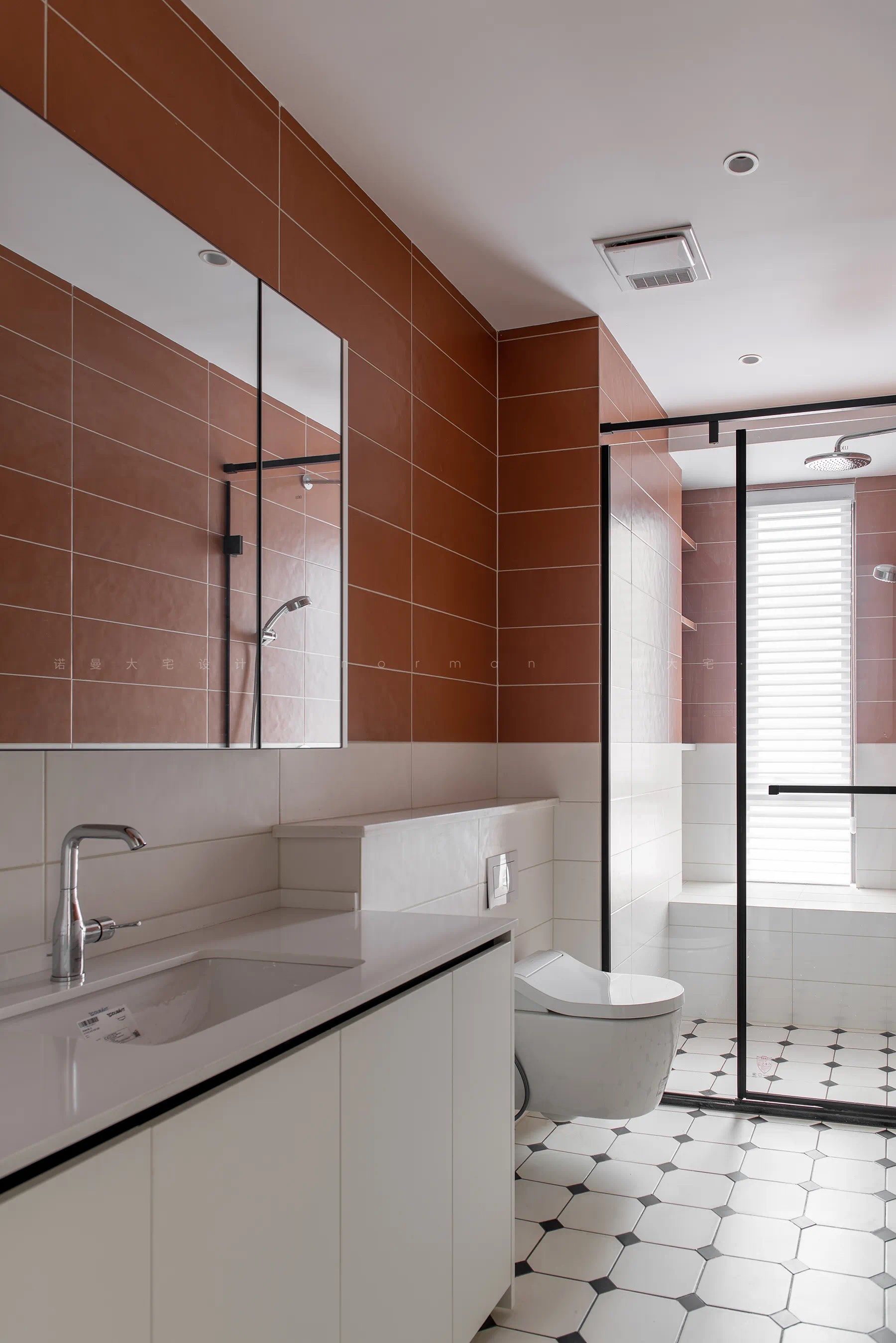 白墙砖的浴室美学