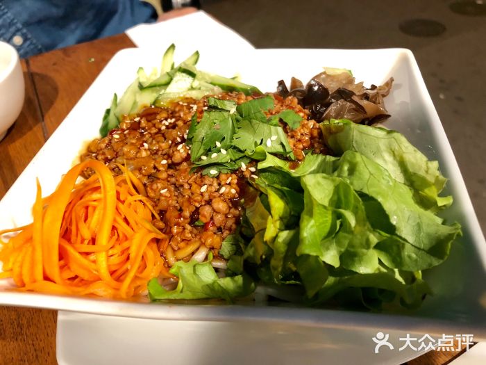 面对面炸酱面图片