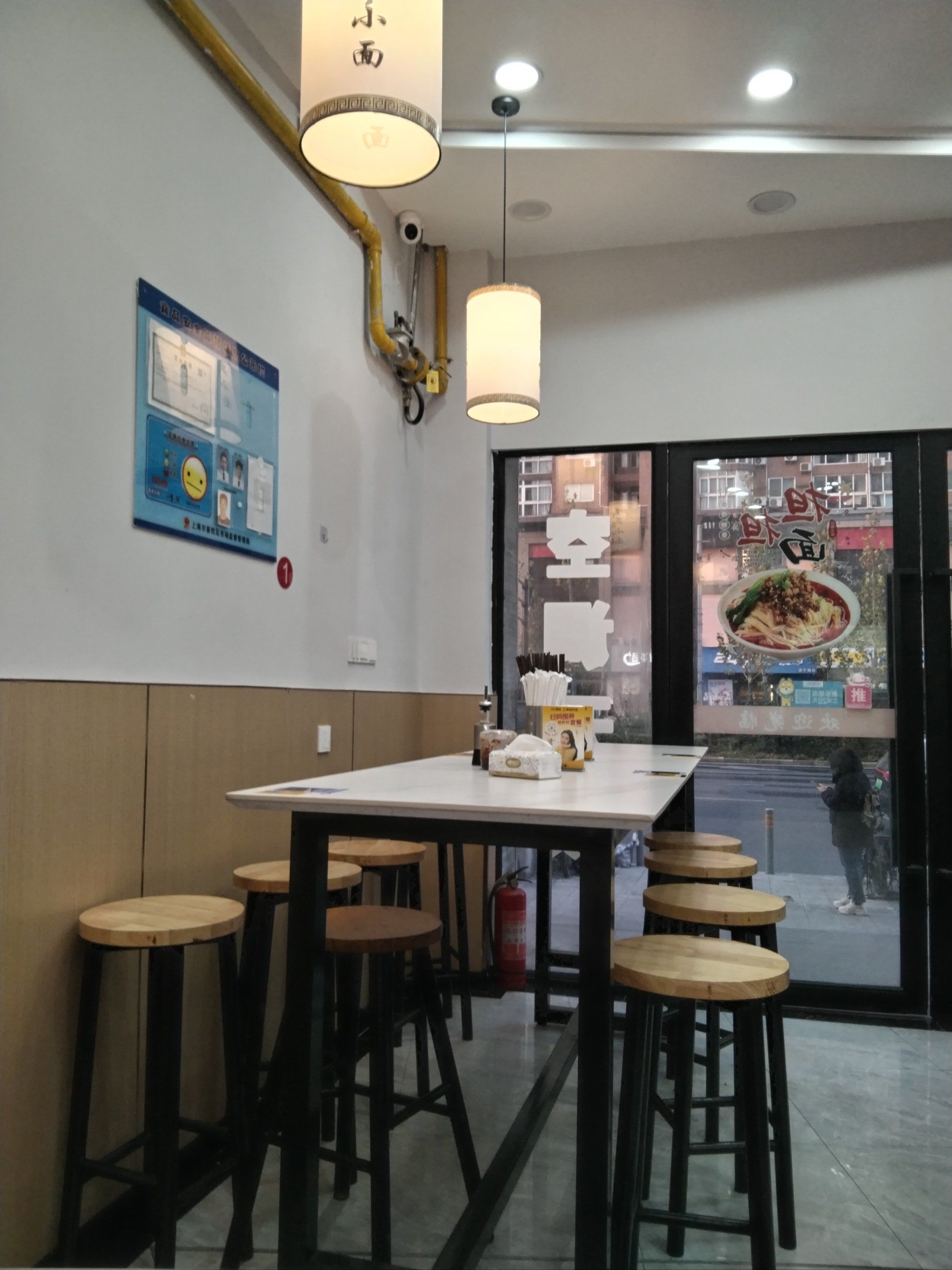 一家离地铁站出口不远的小吃店