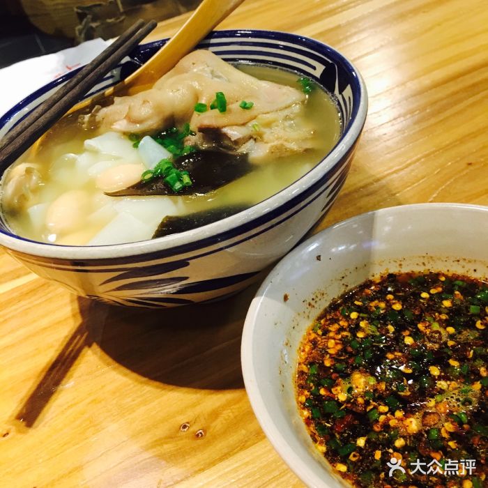 京城有黔人(贵州粉面馆)清炖蹄花粉图片 - 第1张