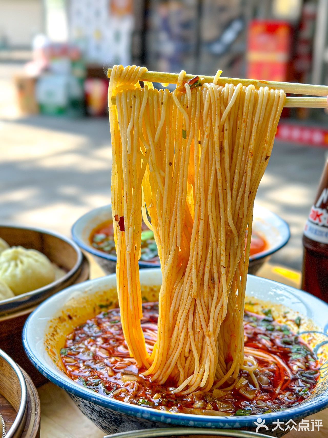 震惊！西安这家包子店排队有30米了吧！