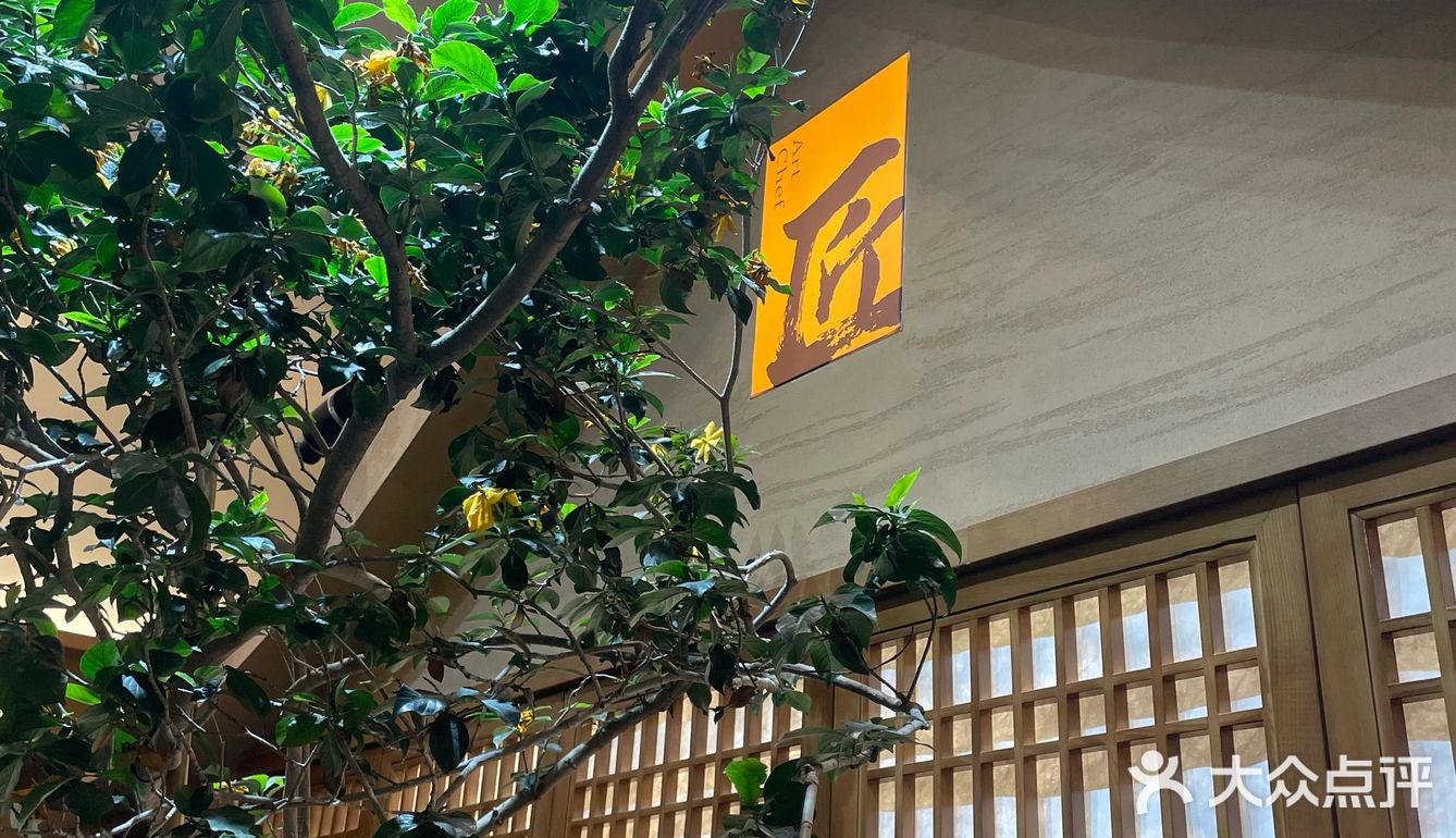 武汉市东湖新技术开发区光谷大道与关南园一路交汇处